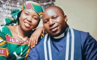 O reverendo Ayuba Choji e sua esposa. (Foto: Facebook/Ayuba Vwang Choji).