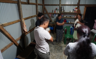 Grupo de cristãos reunido em um espaço simples para oração e comunhão em uma comunidade tribal na Índia (Foto: Portas Abertas)