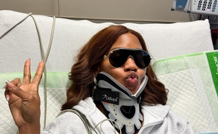 Sarah Jakes Roberts aparece em leito hospitalar usando colar cervical após sofrer fratura no pescoço. (Foto: Instagram/sarahjakesroberts)
