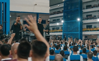 Mais de 4.000 presos adoraram com a banda “Miel San Marcos”. (Foto: Reprodução/YouTube/San Marcos Honey).