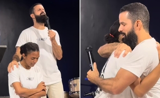 Mariana e o pastor no culto. (Foto: Reprodução/Instagram/Igreja Casa da Benção)
