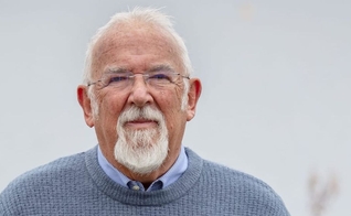 Pastor Clive Johnston recebe sentença de multa por pregar em zona de proteção ao aborto. (Foto: Christian Institute)
