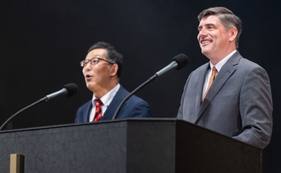 O evangelista Will Graham prega durante o evento “Celebração da Esperança e do Amor”, no Japão. (Foto: BGEA)