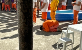 O batismo aconteceu no pátio da unidade prisional. (Foto: Munira Bark/PPPR).