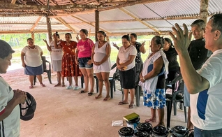 Os cristãos na comunidade. (Foto: Reprodução/Christian Aid Mission)