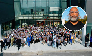 Centenas de homens se reúnem diante do quase concluído Centro McCormick; no destaque, pastor Corey B. Brooks. (Foto: Corey B. Brooks)