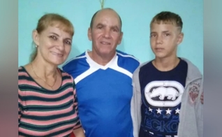 Jonathan com seus pais Elier Muir Ávila e Minervina Burgos López. (Foto: Portas Abertas).
