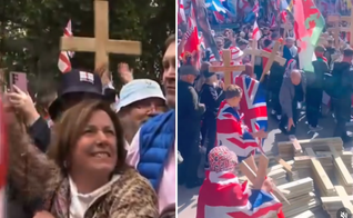 Participantes erguem cruzes durante a marcha “Unir o Reino”, em Londres. (Captura de tela/Instagram/destra.forthenations/Rikki Doolan)
