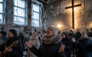 Mesmo em meio ao frio extremo e à guerra, a Igreja continua firme na Ucrânia. (Imagem ilustrativa gerada por IA)