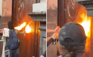 Vândalos tentam atear fogo à porta de igreja em Querétaro. (Captura de tela/Instagram/eltoro.tv)