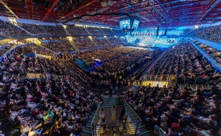 A cruzada atraiu uma multidão para ouvir o Evangelho. (Foto: Billy Graham Evangelistic Association).