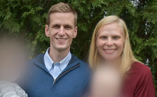 Peter e Rebekah Stafford, que têm quatro filhos pequenos, se mudaram para a África em 2019. (Foto: Serge)