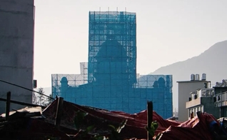 A Igreja Yazhong foi coberta por lonas e a cruz foi retirada. (Foto: ChinaAid).