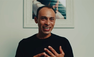 Léo Batalha foi curado por Deus. (Foto: Reprodução/YouTube/Poder de Deus).