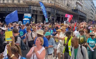 Participantes caminham pelas ruas de Londres durante a Marcha para Jesus deste ano. (Captura de tela/Instagram/realrikkidoolan)