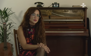 Daniela Araújo testemunha que é fruto do acolhimento e do trabalho social realizado pela igreja. (Captura de tela/YouTube/TV Cultura)