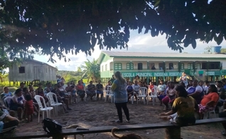 Missionárias da caravana On Fire ministram para mulheres indígenas e ribeirinhas durante encontro realizado na tribo Ticuna, no Amazonas. (Foto: Arquivo pessoal)