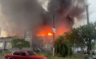 Igreja evangélica Luz do Evangelho, em Balakliya, na Ucrânia, é consumida pelas chamas após ataque de drones russos. (Captura de tela/YouTube/BeLightBC)
