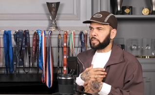 Daniel Alves. (Foto: Reprodução/YouTube/Marcos y Fer Brunet).