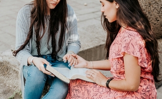 Os pesquisadores focaram em uma prática chamada oração intercessória proximal, realizada de forma presencial. (Foto ilustrativa: Fa Barboza / Unsplash)