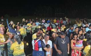Durante a celebração final da Missão On Fire, o cacique da tribo Ticuna [à esquerda] foi à frente e aceitou Jesus. (Foto: Arquivo pessoal)