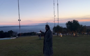 Joel Engel em frente à cabana de oração. (Foto: Ministério Engel)