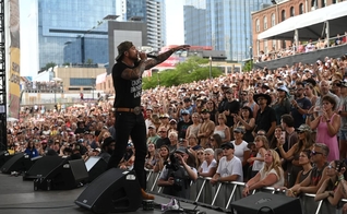 Brandon Lake lidera momento de adoração diante de milhares de pessoas no CMA Fest 2026. (Foto: Instagram/CMA)