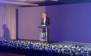 O cônsul Rafael Erdreich discursa em evento na capital paulista, destacando o papel da diplomacia e da cooperação entre Brasil e Israel. (Foto: Felipe Araujo)
