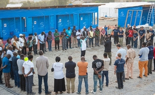 A equipe da Samaritan's Purse reunida em oração em um dos centros de atendimento. (Foto: Reprodução/Samaritan's Purse)
