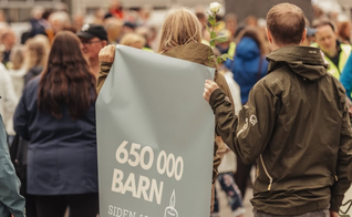 Jovens exibem mensagens em defesa da vida durante a Marcha pela Vida, realizada em Oslo, na Noruega. (Foto: Instagram/@velg.livet)