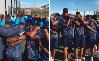 A equipe orando em campo. (Foto: Reprodução/Instagram/Fédération Haïtienne de Football)