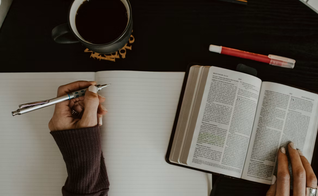 Colunista diz que série reunirá ensinamentos que Deus tem colocado em seu caminho. (Foto: Kelly Sikkema / Unsplash)