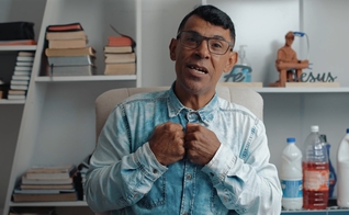 Jobson foi resgatado por Deus das drogas. (Foto: Reprodução/YouTube/Poder de Deus).