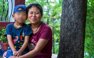 Amrita e o filho. (Foto Reprodução/Christian Aid Mission)