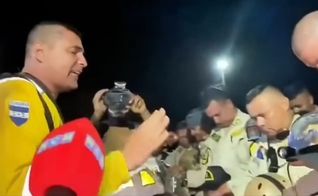 O grupo de socorristas agradeceu a Deus por resgatar vítimas. (Foto: Reprodução/Instagram/Carlos Colina).