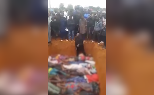 Reverendo Ezekiel Dochomo durante o enterro dos cristãos em vala comum. (Captura de vídeo/YouTube/CBN News)
