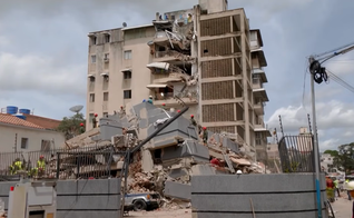 Destroços após os dois terremotos de magnitudes 7,2 e 7,5 que atingiram o estado de La Guaira, na Venezuela. (Captura de tela/El País)