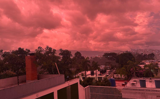 Céu avermelhado cobre Caracas dias após os terremotos na Venezuela. (Captura de tela/X/@IAMLordIAM)