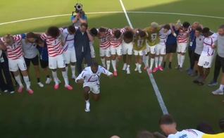 A Seleção dos EUA orou em campo. (Foto: Reprodução/X/Sean Feucht).