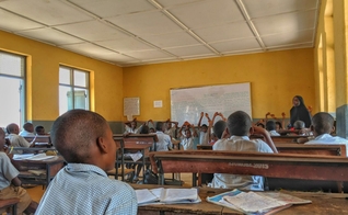 Os ataques às escolas em vários estados do norte estão afetando o acesso à educação. (Foto: Ilustração/Unsplash/Eniafe)