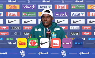 Endrick durante a coletiva de imprensa. (Foto: Reprodução/YouTube/Confederação Brasileira de Futebol)