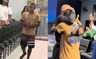 Daniel, de pés descalços, se rendeu a Jesus no altar. (Foto: Reprodução/Instagram/clovisbernardo_oficial).