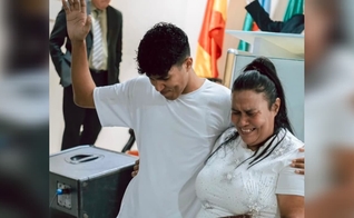 Aarón Levi Cantillo com sua mãe na igreja. (Foto: Instagram/aaron_cantillo_).