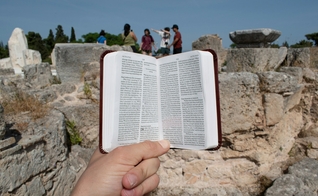 Programa de Combate à Cristofobia recebeu 31 votos favoráveis, quatro contrários e quatro abstenções. (Foto: Unsplash / Simon Ray)