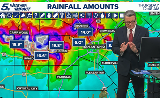 O meteorologista orando enquanto mostrava a enchente. (Foto: Reprodução/YouTube/KENS 5: Your San Antonio News Source) 