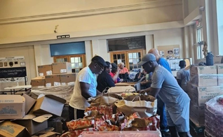 A Friendship Baptist Church doou mantimentos aos necessitados. (Foto: Cortesia/Walter A. Wilson).
