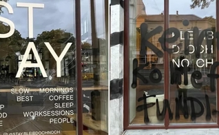 Pedras jogadas nas janelas do Stay e grafites pedindo boicote. (Fotos: Stay Cafe).