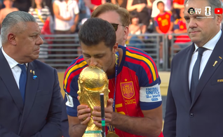 Rodri beija a taça da Copa do Mundo após a Espanha conquistar o título. (Captura de tela/YouTube/CazéTV)