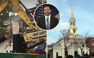 Escavadeira inicia a demolição da histórica South Bushwick Reformed Church; no destaque, o prefeito de Nova York, Zohran Mamdani. (Captura de tela/Newsmax)