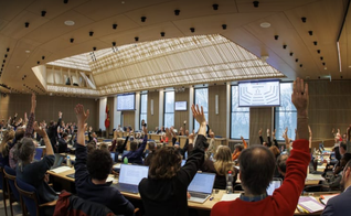 Sessão do Parlamento cantonal de Genebra durante votação sobre a proibição de símbolos religiosos. (Captura de tela/La Matinale/RTS)